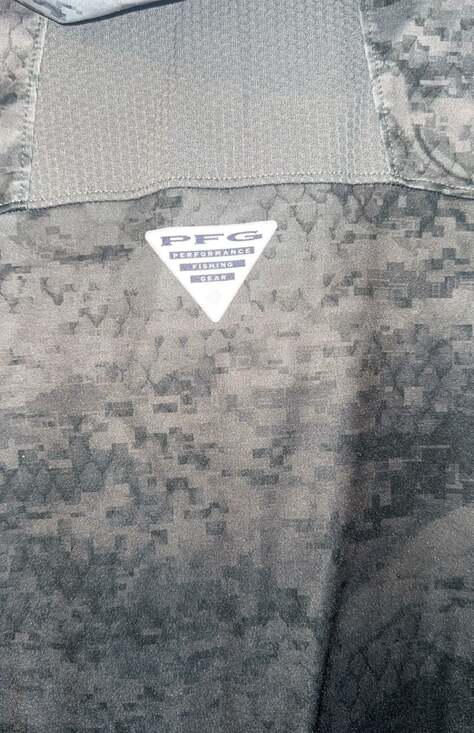 Columbia PFG Men's Super Terminal Tackle Vent Hoodie Black PFG Camo Gradient - Picture 3 of 4